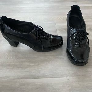 Clark’s closed black heel shoes with shoestrings